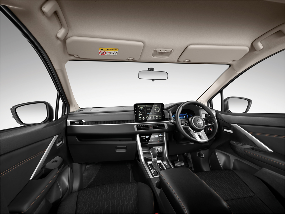Interior Sporty dengan Warna Hitam dan Jahitan Warna Jingga